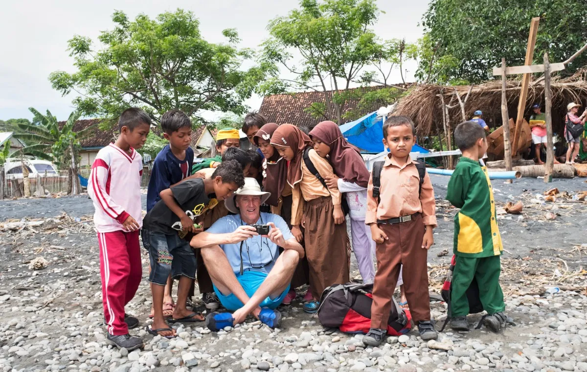 Locals indonesie bootreis kinderen eiland