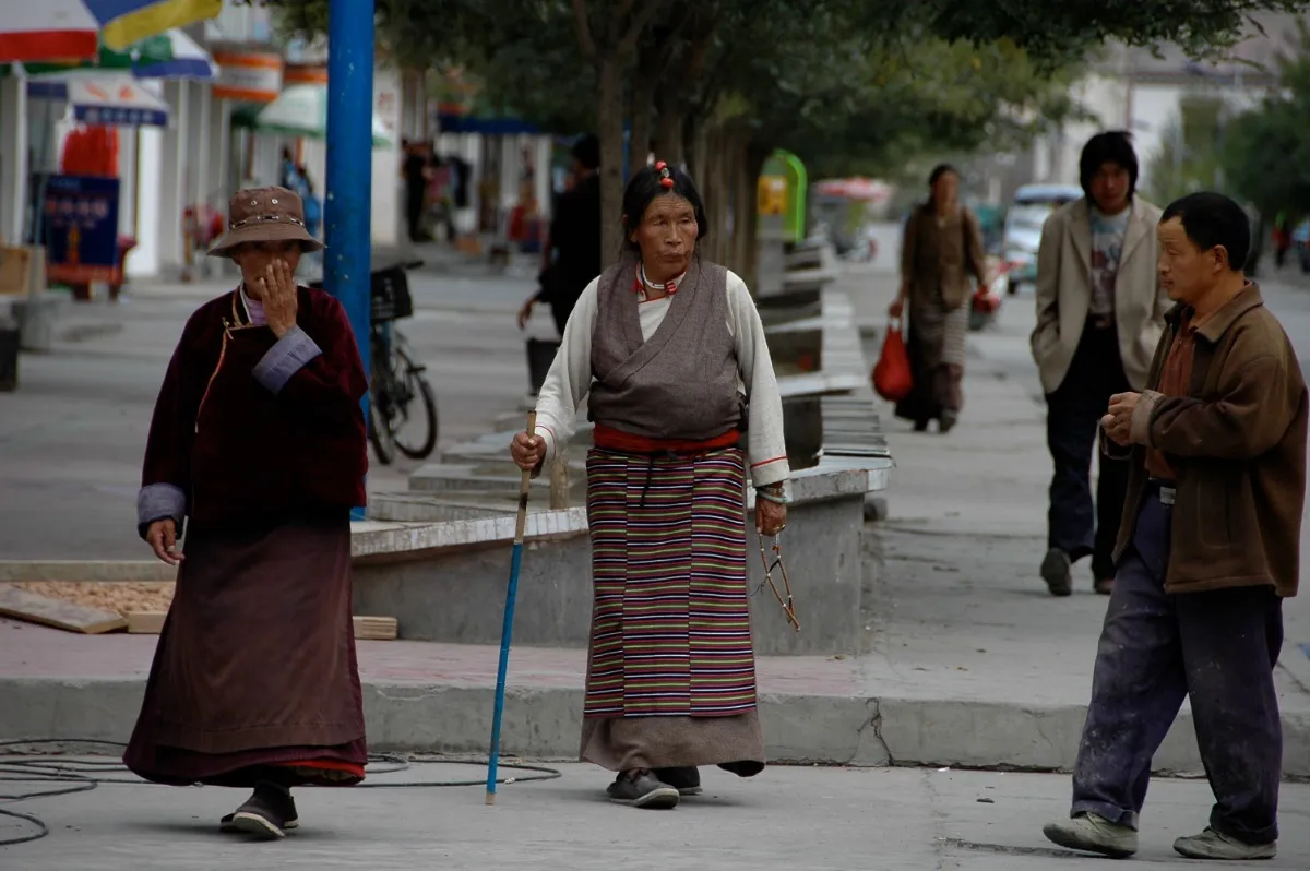 Locals oost tibet straatbeeld