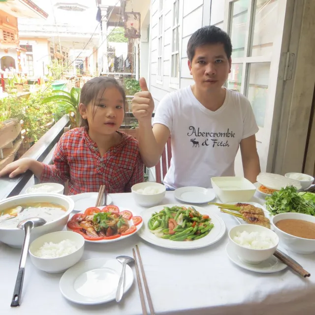 host_mr_thanh_voor_kookworkshops_in_hue_vietnam